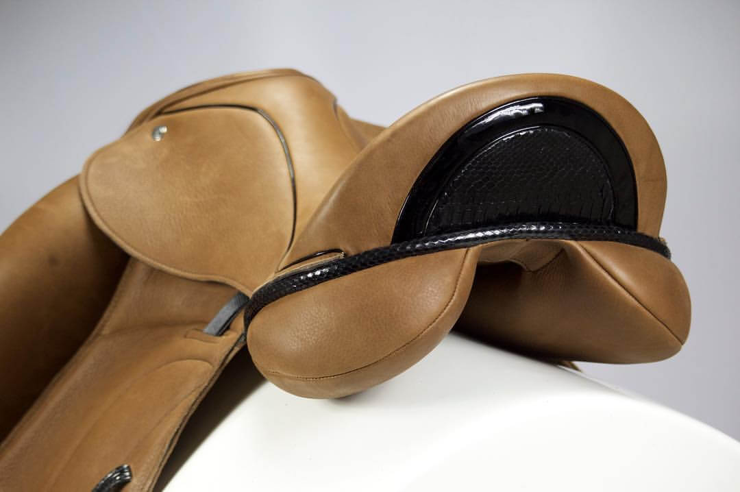 Caramel black patent inlaid cantle snake facing - Custom Saddlery, Dressage Saddles | Drakesaddlesavvy.com
