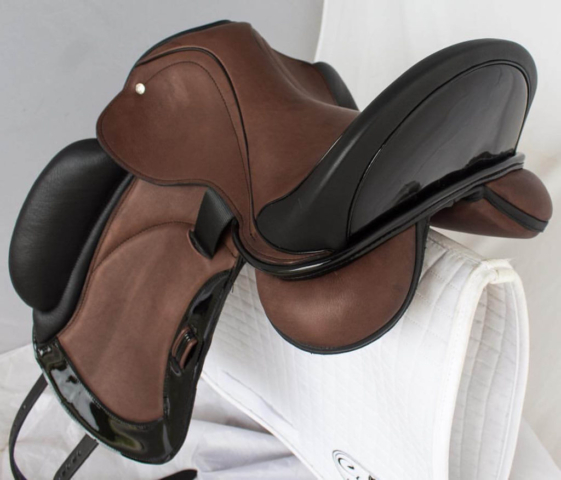 Everest R 2 acajou black patent inlaid seat - Custom Saddlery, Dressage Saddles | Drakesaddlesavvy.com