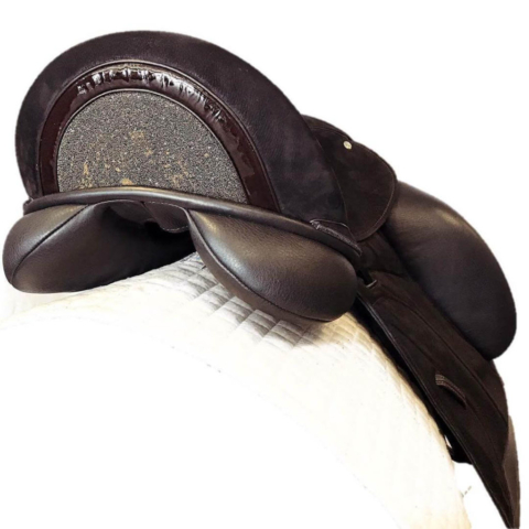 Icon brn vienna inlaid cantle brn pat brown swar fabric - Custom Saddlery, Dressage Saddles | Drakesaddlesavvy.com